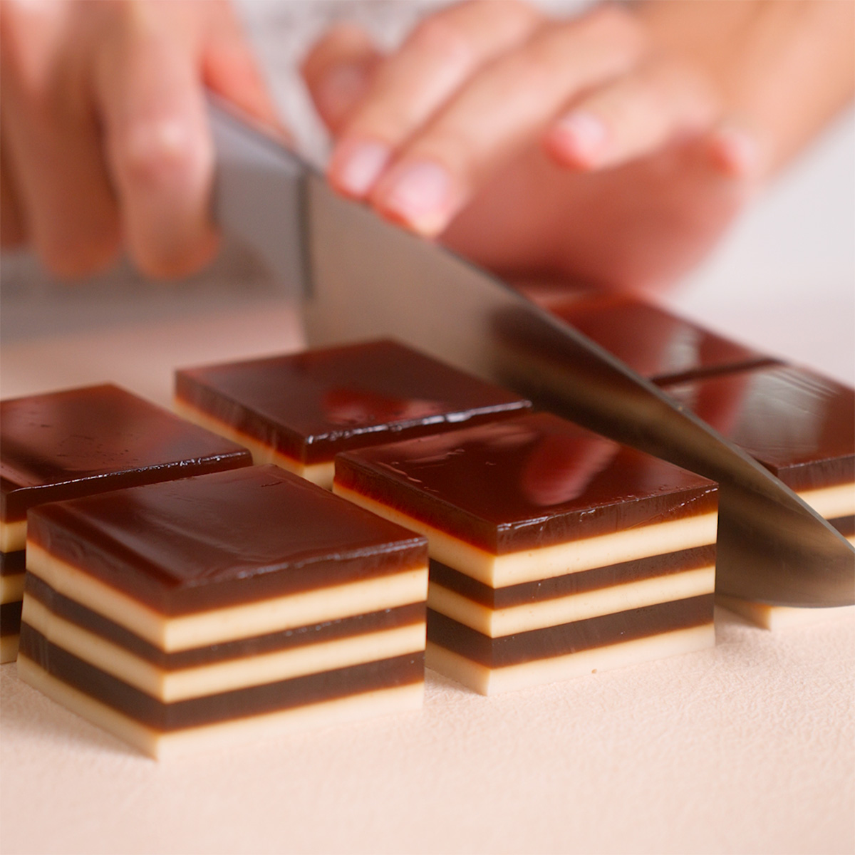 Slicing the coffee jelly into bite-sized pieces.