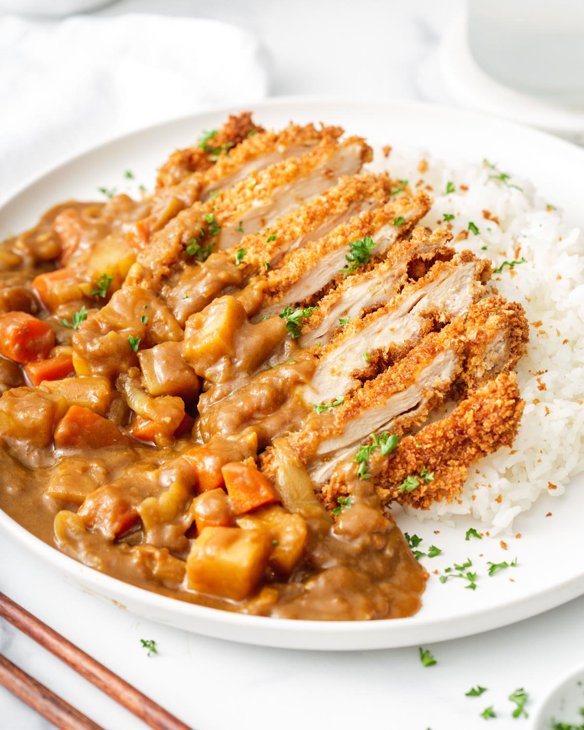 Up close detail shot of slice chicken katsu with curry and white rice