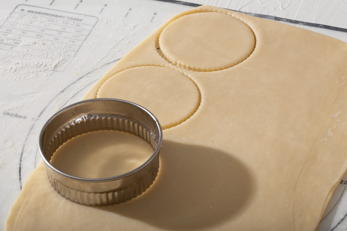 Cutting out disced shape dough pieces for the tart crust