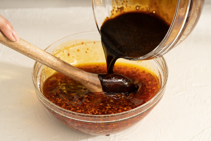 Mixing sauce into the chili oil.