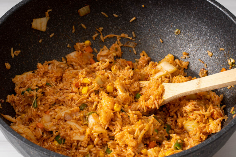 Kimchi Fried Rice (Kimchi bokkeumbap 김치볶음밥) – Takes Two Eggs