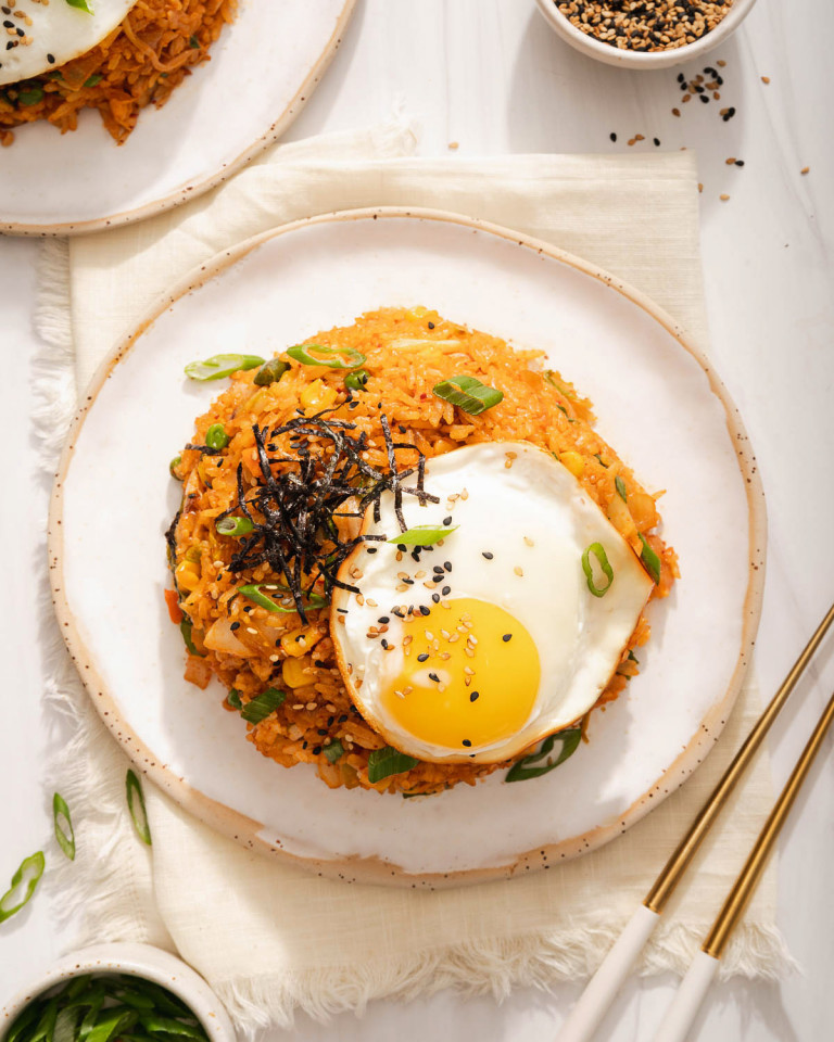 Kimchi Fried Rice (Kimchi bokkeumbap 김치볶음밥) – Takes Two Eggs
