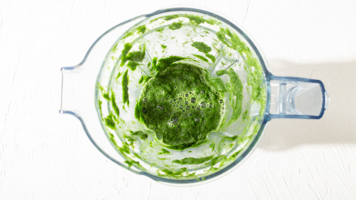 Pandan leaves and water pureed in a blender.