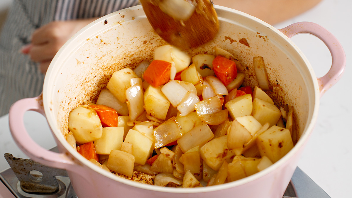 Cooking potatoes and vegetables in a sauce pot.