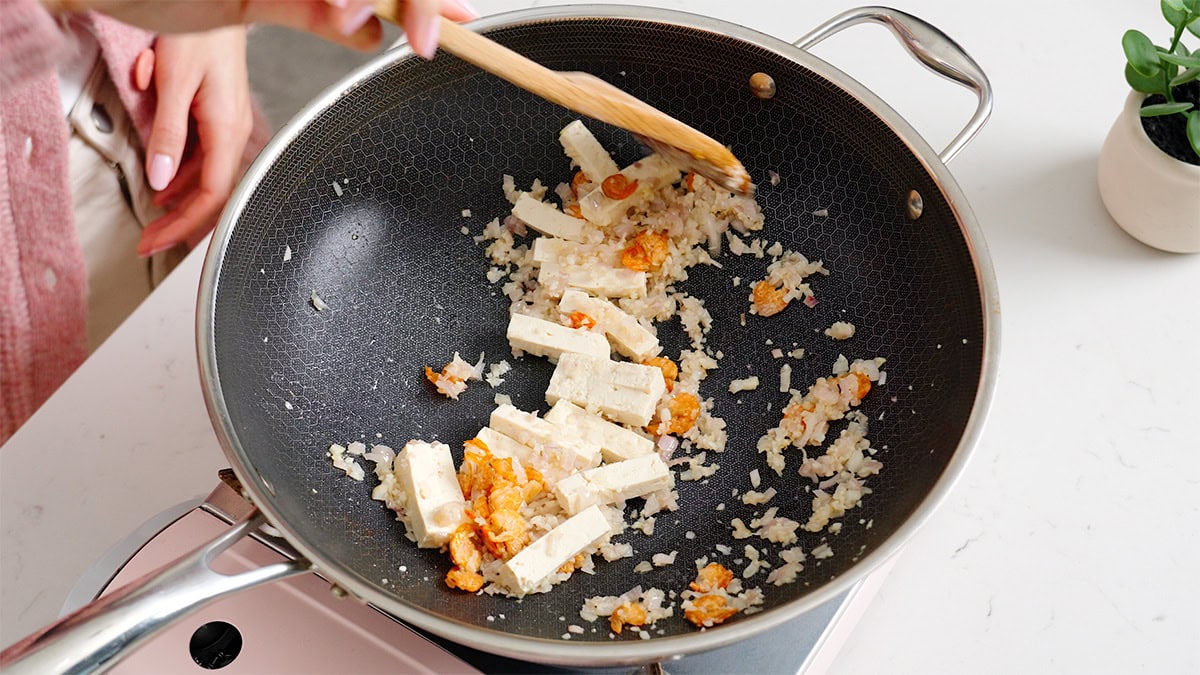 Cooking tofu and dried shrimp with the aromatics.