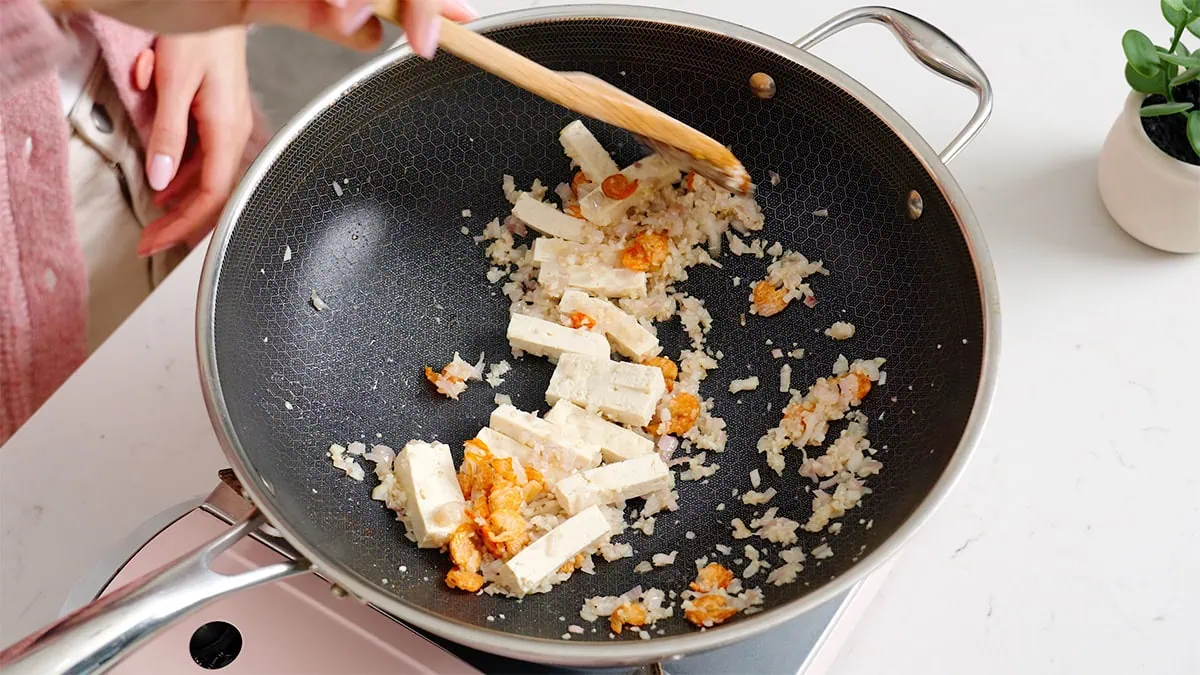 Cooking tofu and dried shrimp with the aromatics.